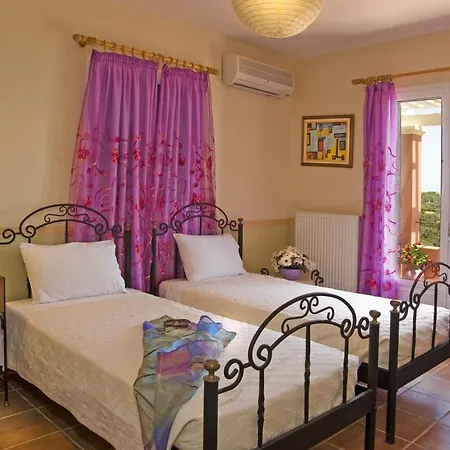 Sleeps 6 Pool Wifi Villa