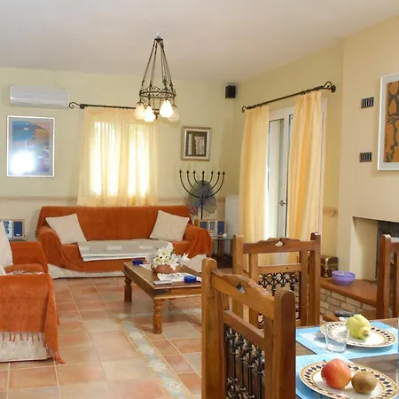Sleeps 6 Pool Wifi Metaxata
