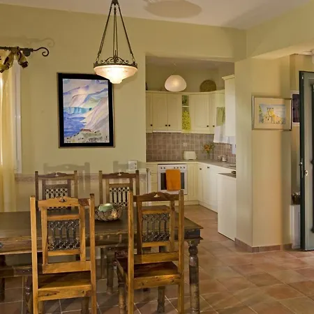 Sleeps 6 Pool Wifi Metaxata